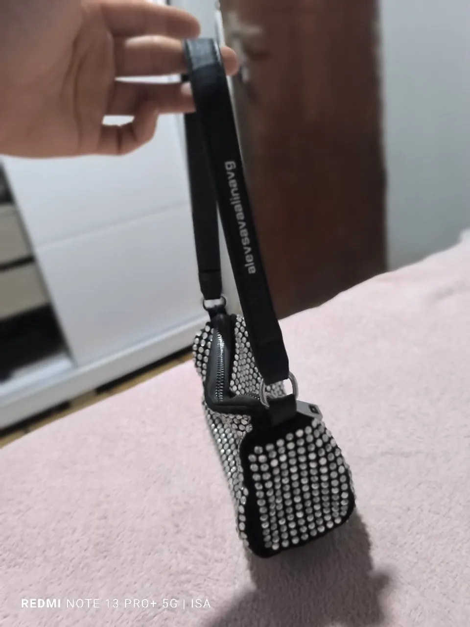 Bolsa de ombro com strass - perfeita para festa, parece pequena mas cabe o essencial 