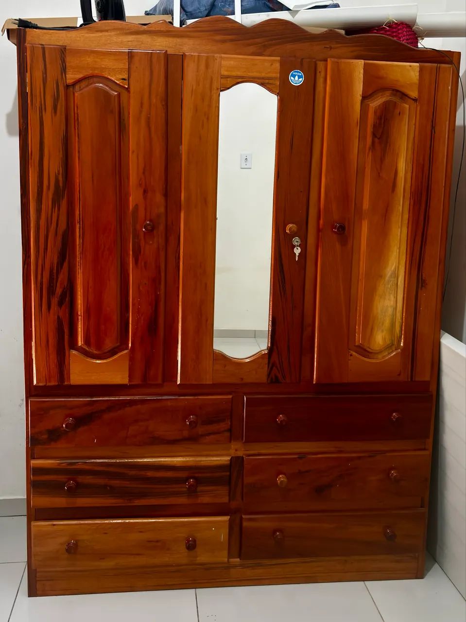 Guarda roupa de madeira de lei 