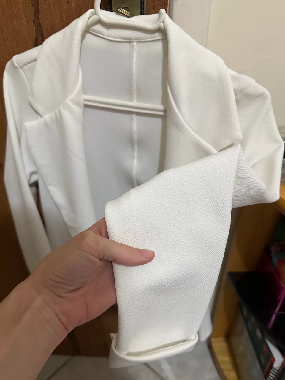 Blazer feminino branco acinturado - Foto 3