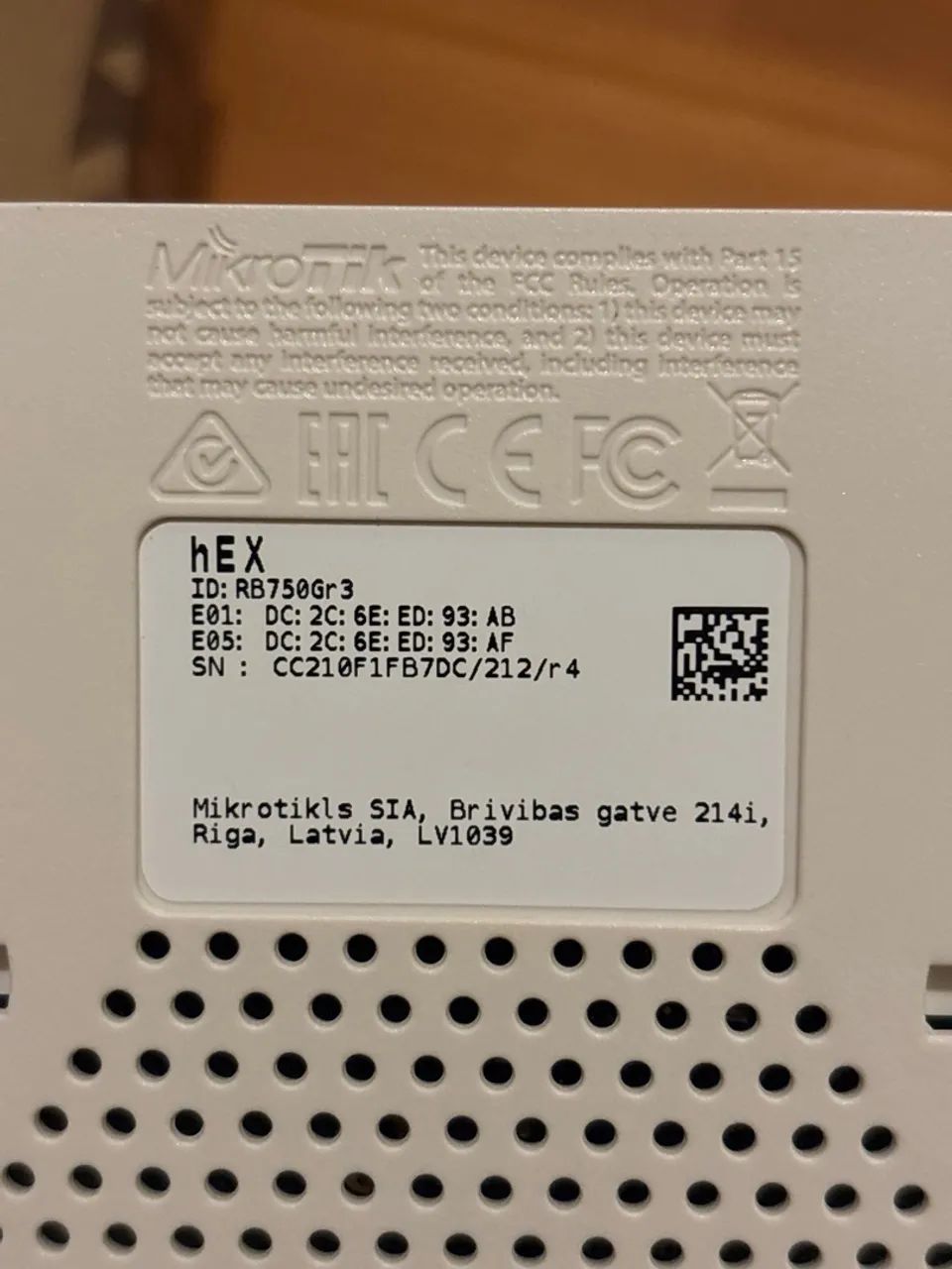 Mikrotik RB750Gr3 Gigabit - Perfeito estado - Foto 2
