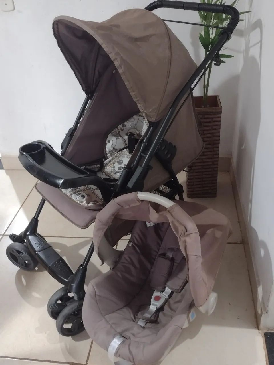 Carrinho com bebê conforto 
