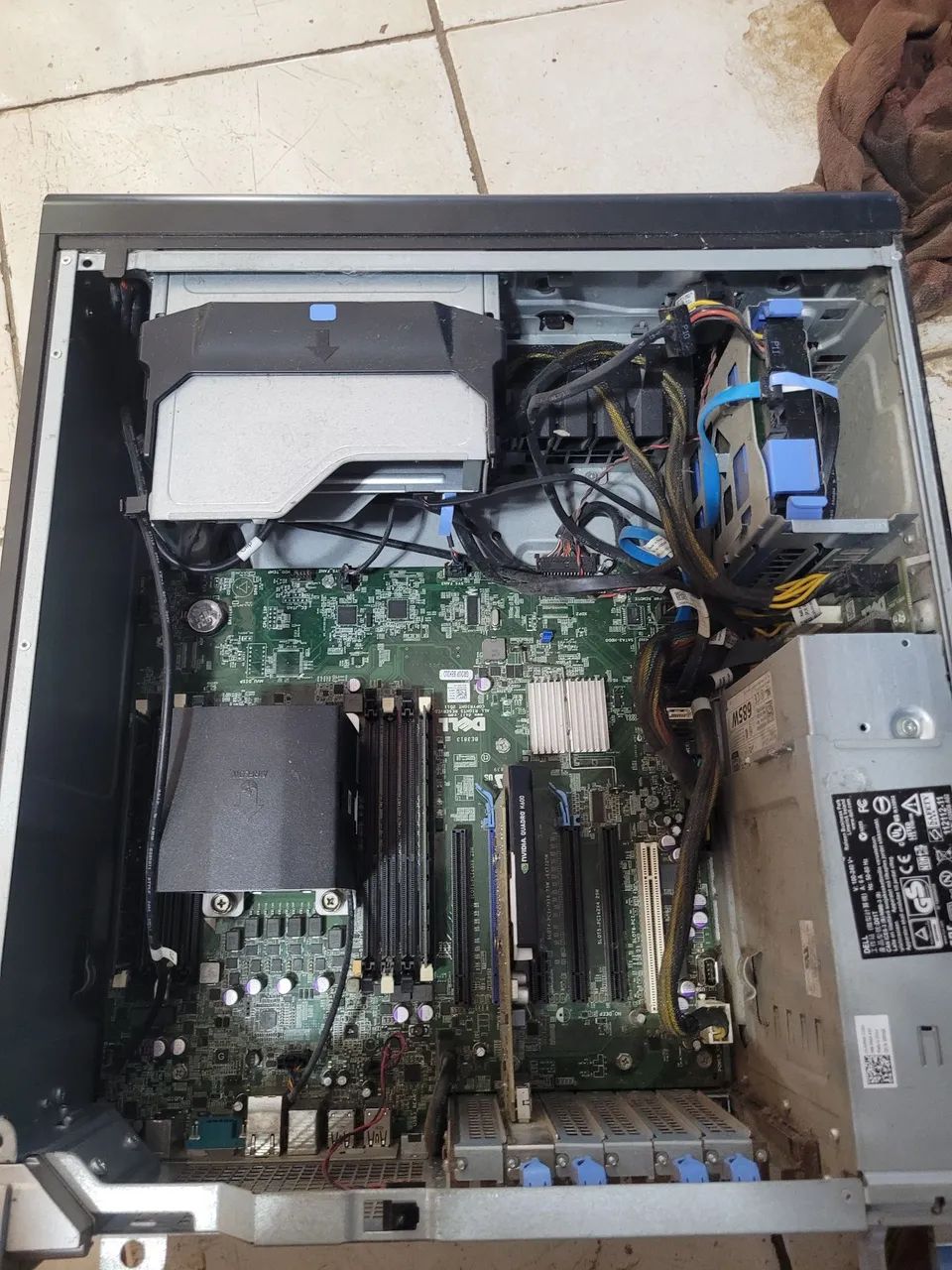 Servidor Dell Precision T3610 32GB de ram com defeito(luz laranja piscando e não da vide)o - Foto 4