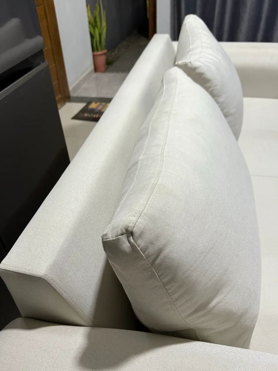 Sofá Living 3 Lugares Suede Resistente Madeira + Almofadas - Foto 3