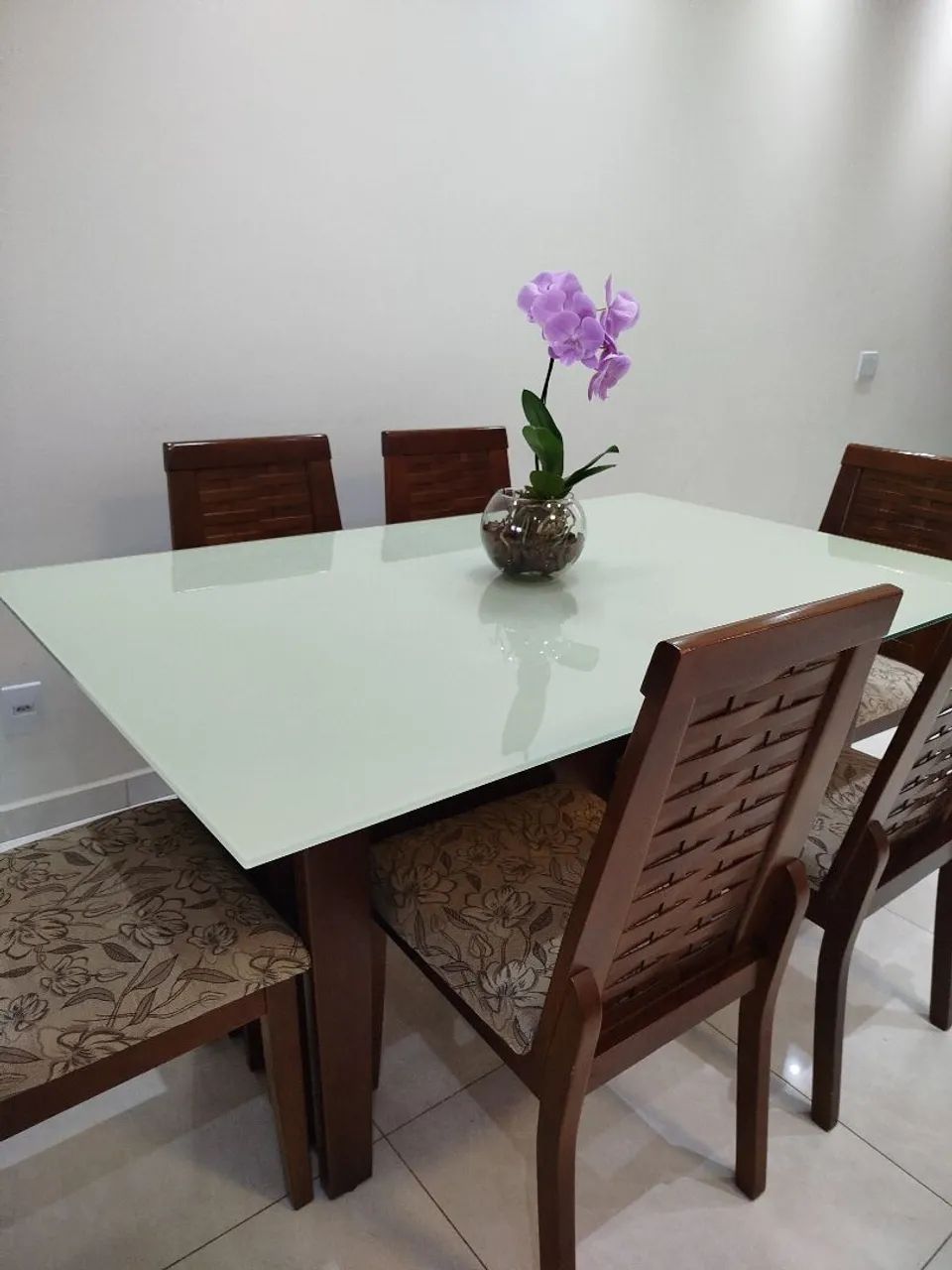 Mesa de jantar 6 cadeiras e tampo de vidro.
