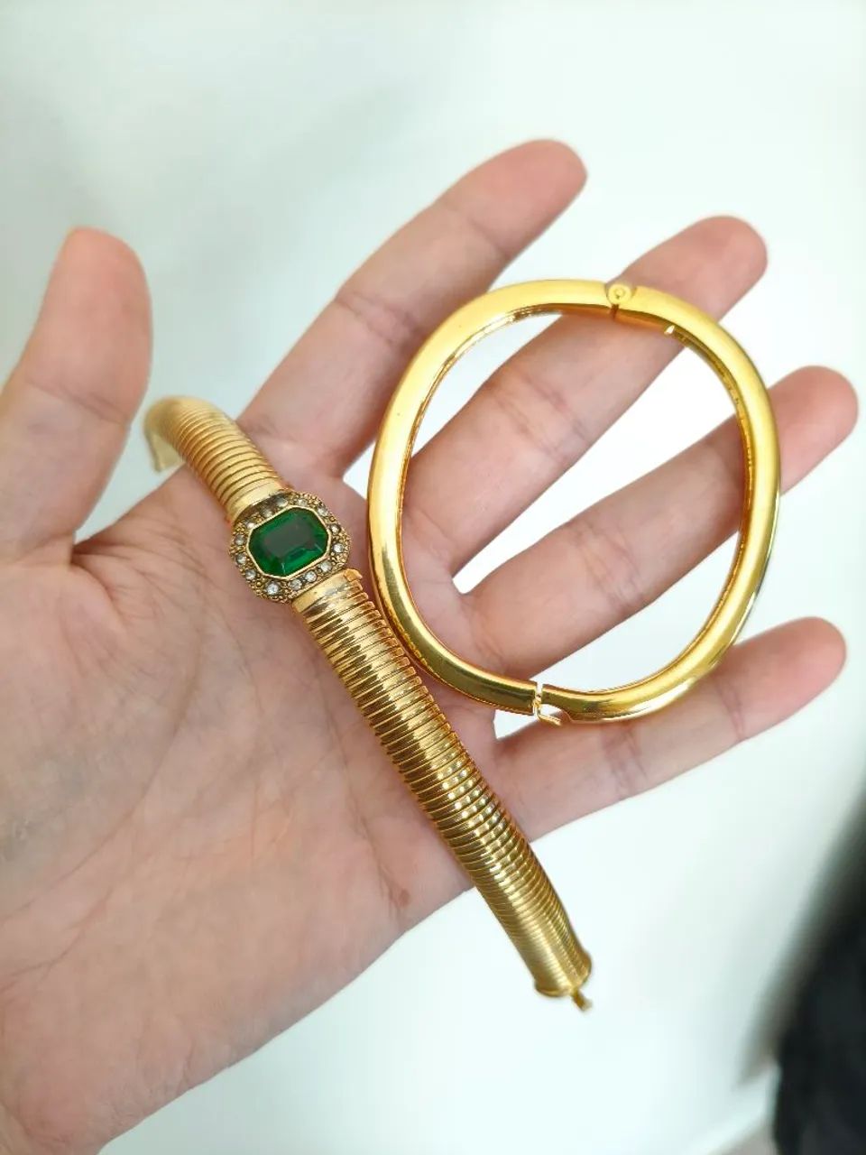 2 pulseiras dourada com pedras strass verde banhadas  - Foto 4