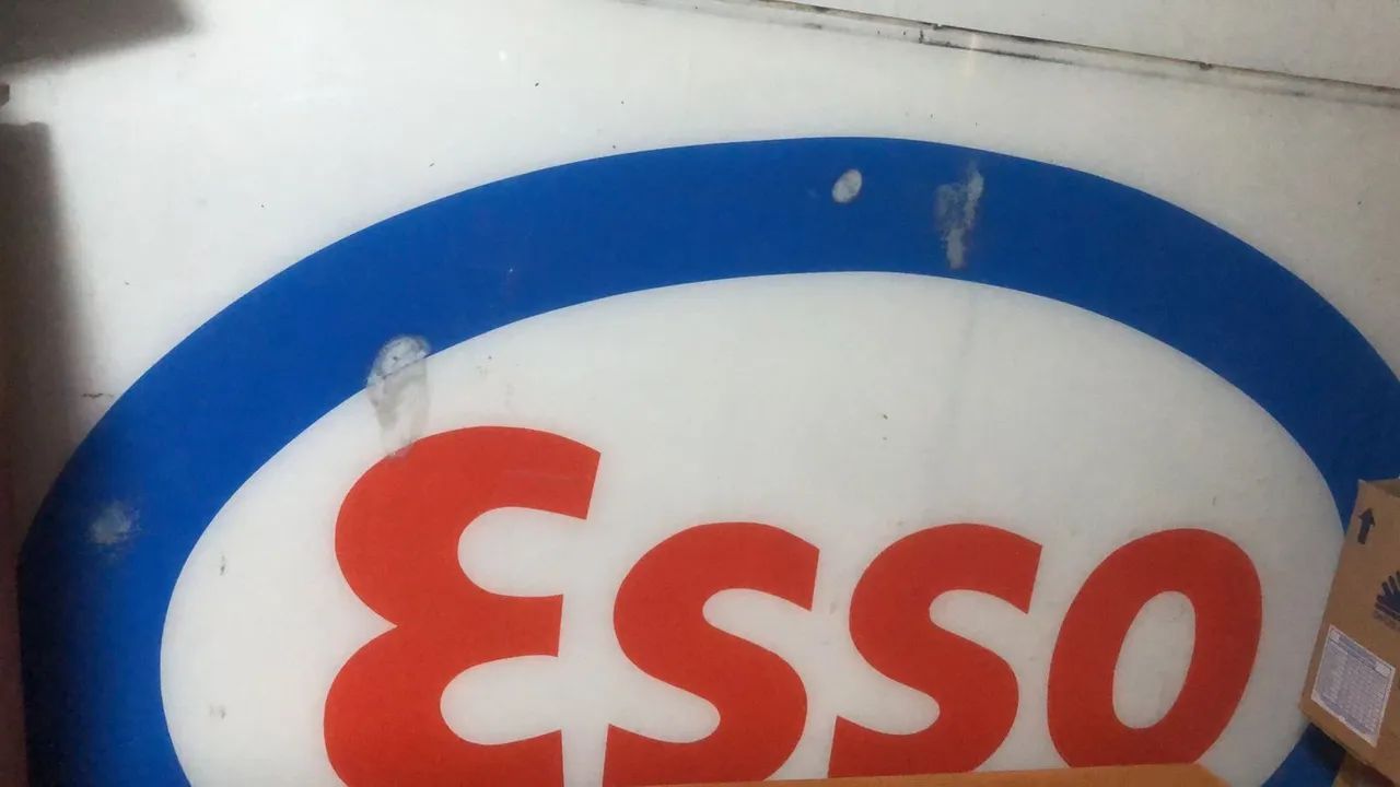 Placa grandona da Esso