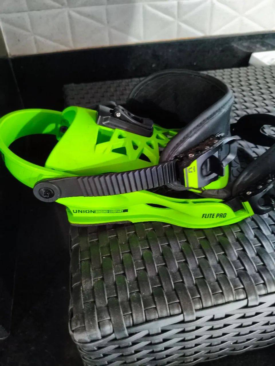 fixação de snowboard Union Binding Company modelo Flite Pro na cor verde neon. - Foto 5