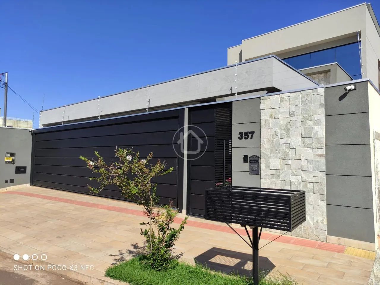 SOBRADO COM 3 SUITES, PISCINA E ENERGIA SOLAR