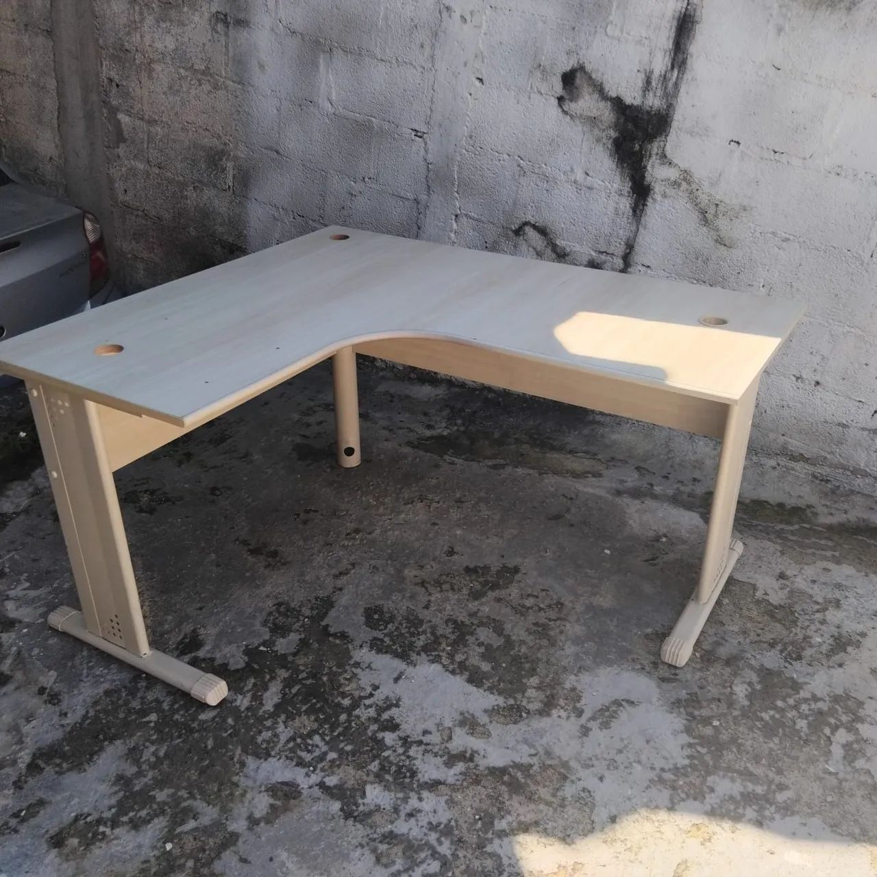 Mesa de escritório formato L semi novo 