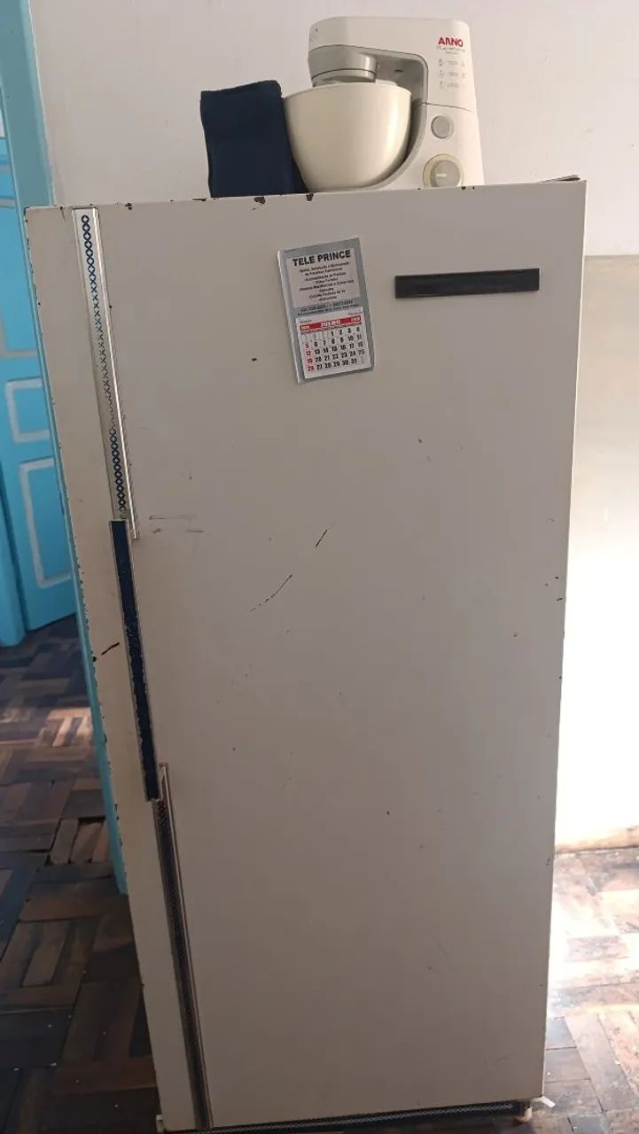 geladeira 220v antiga, mas funcionando perfeitamente 