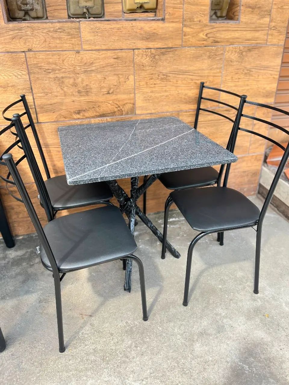 Mesa quadrada com 4 cadeiras, montagem e frete grátis! - Foto 3