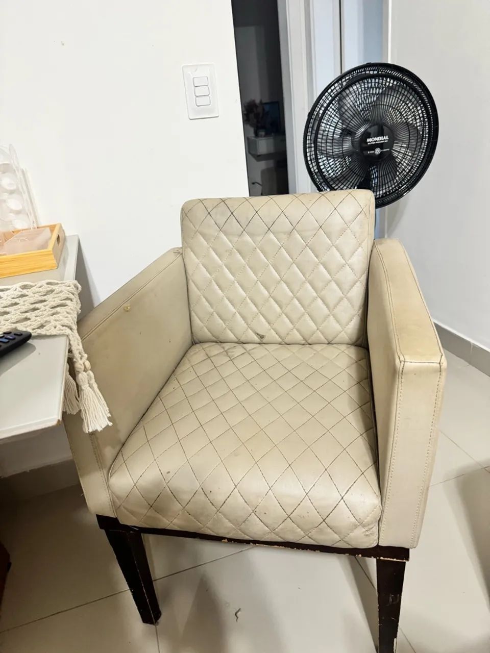 Poltronas com pés de madeira maciça  - Foto 2
