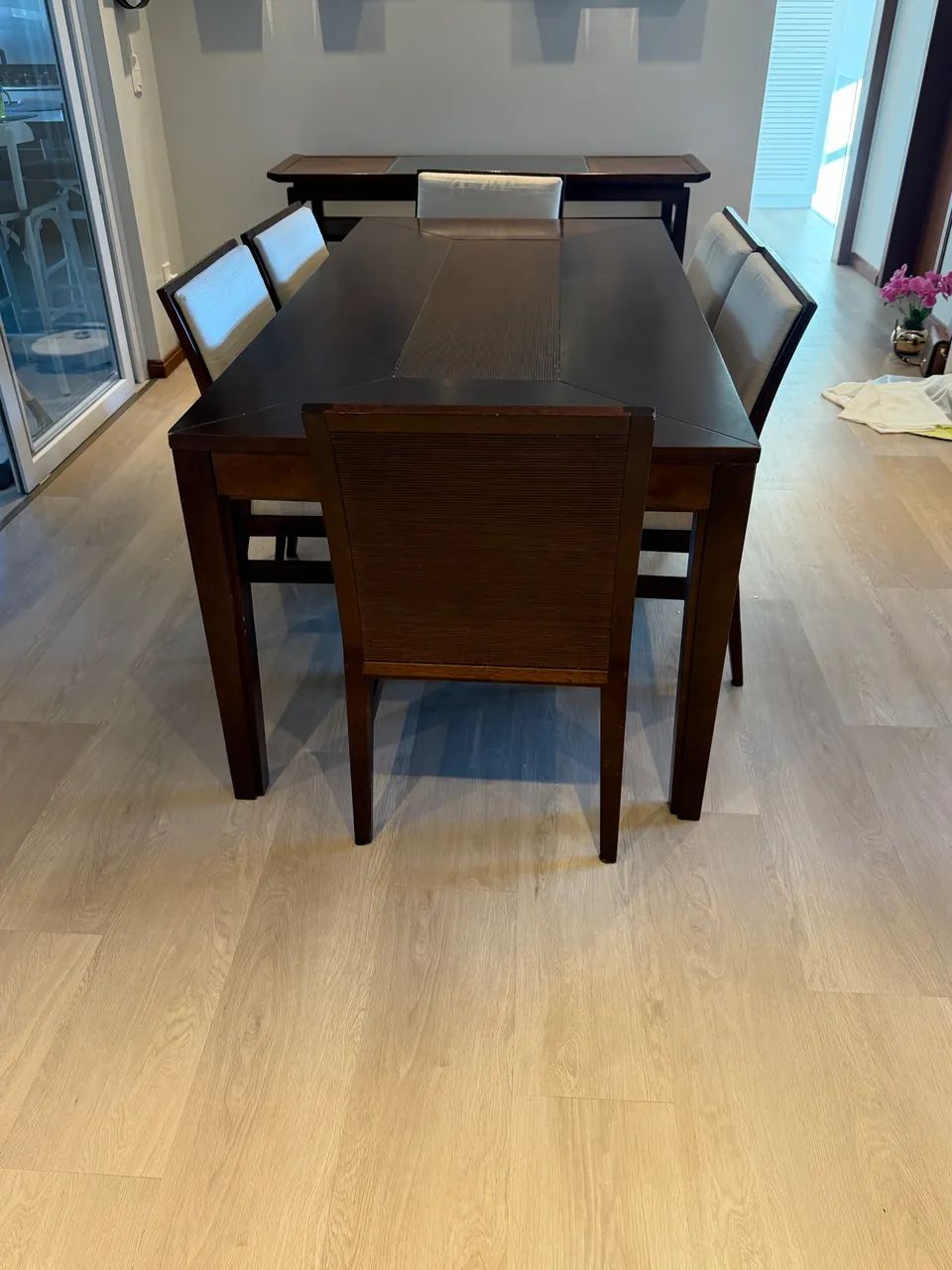 Mesa de madeira com 6 cadeiras e aparador - Foto 4