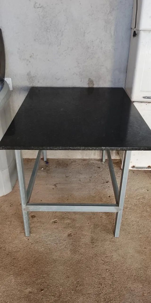 Mesa de mármore com base de ferro 