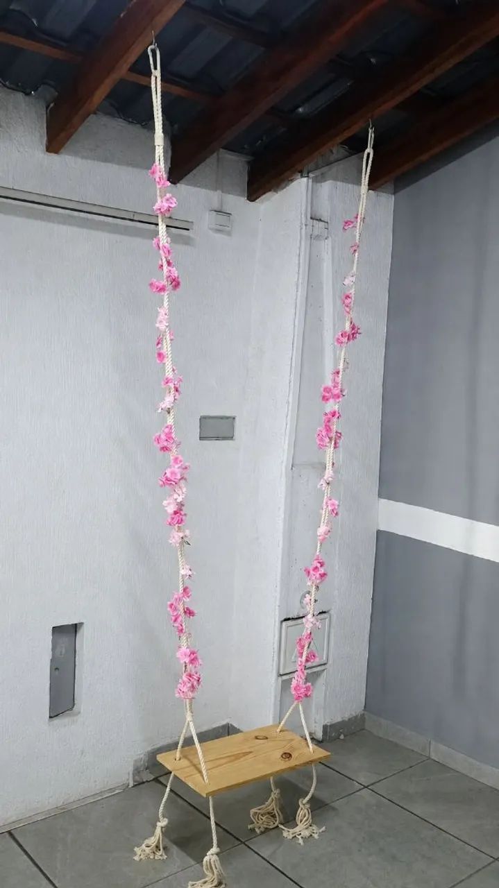 Balança de madeira com corda e flores - Foto 5