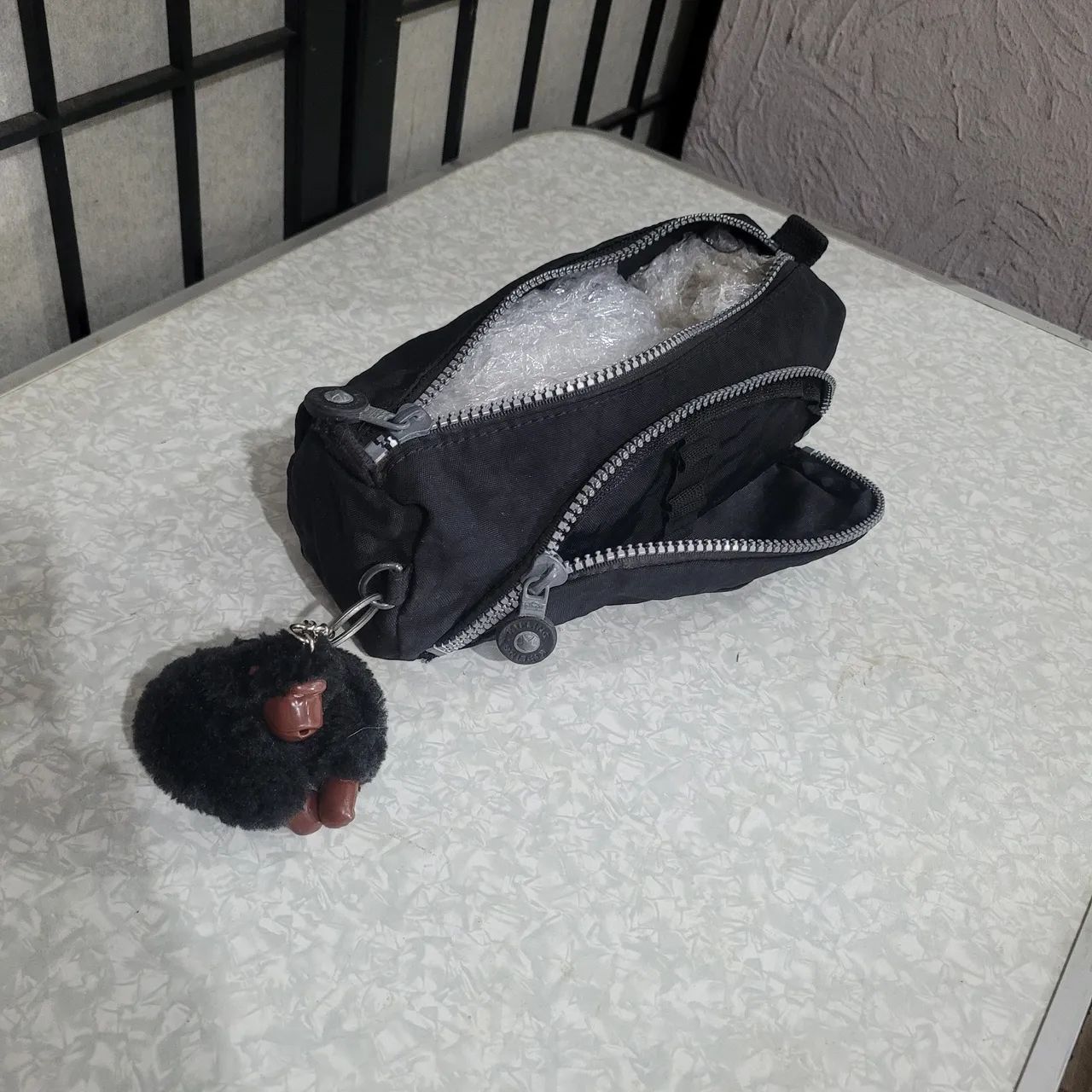 Estojo Kipling Cute preto com chaveiro. - Foto 3