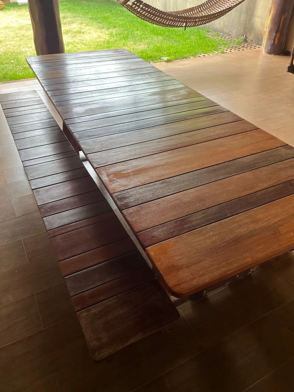 Mesa com bancos de madeira nobre mista