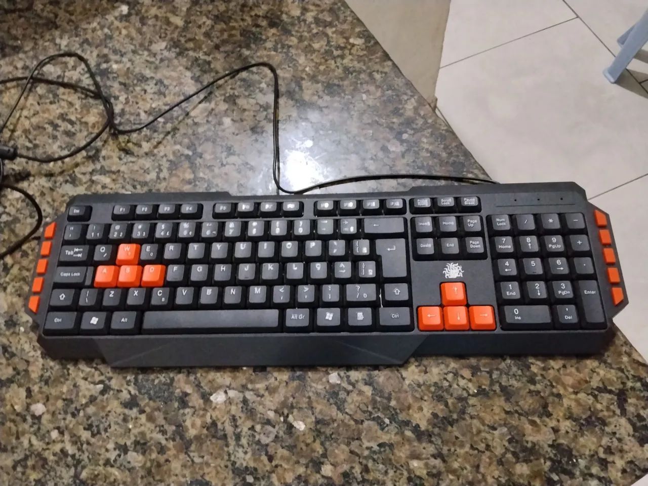 Teclado 110% com teclas destacadas