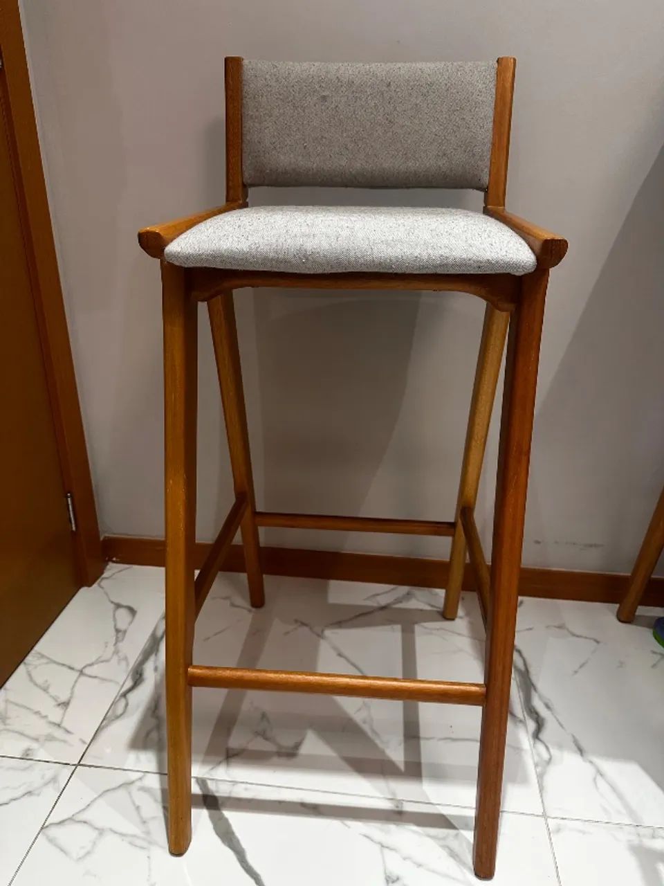 2 Banquetas altas - Madeira com estofado  - Foto 2
