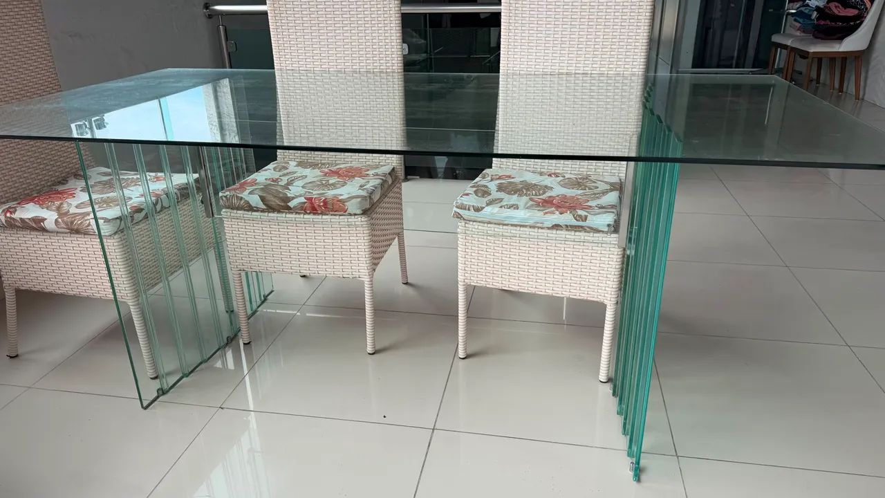 Mesa completa de vidro com seis cadeiras