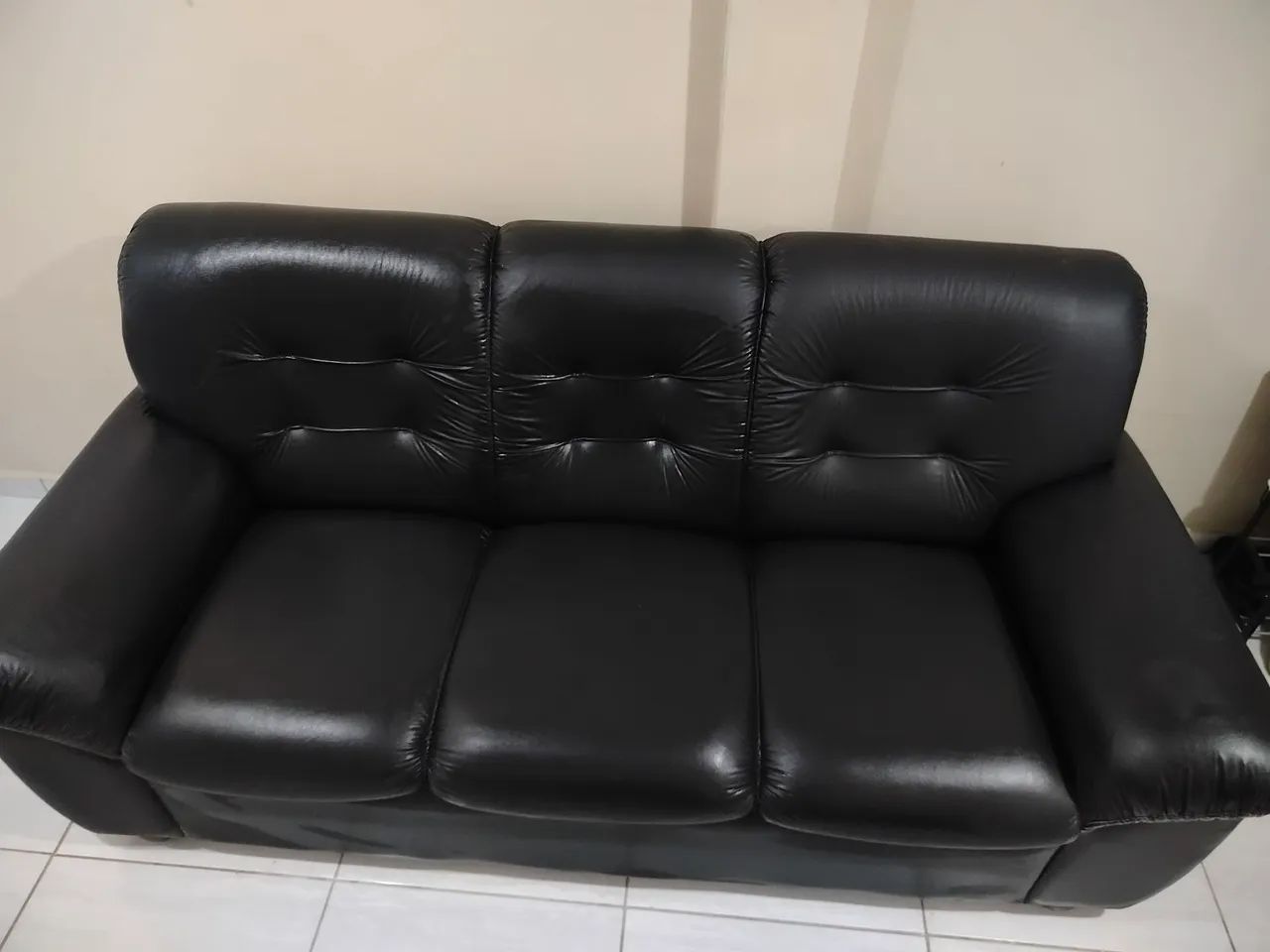 Sofá preto de Courino 3 lugares