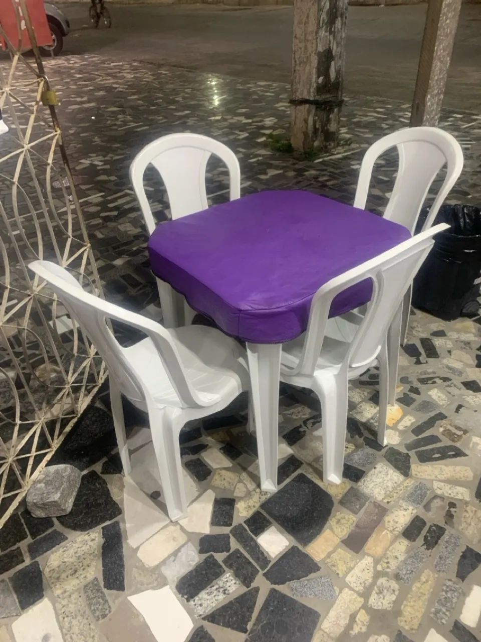 Mesa com cadeiras e capa 
