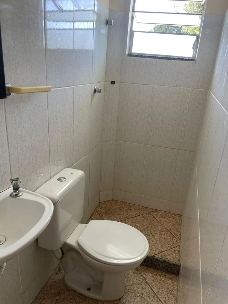 Casa geminada na Taquara rua tranquila - Foto 4