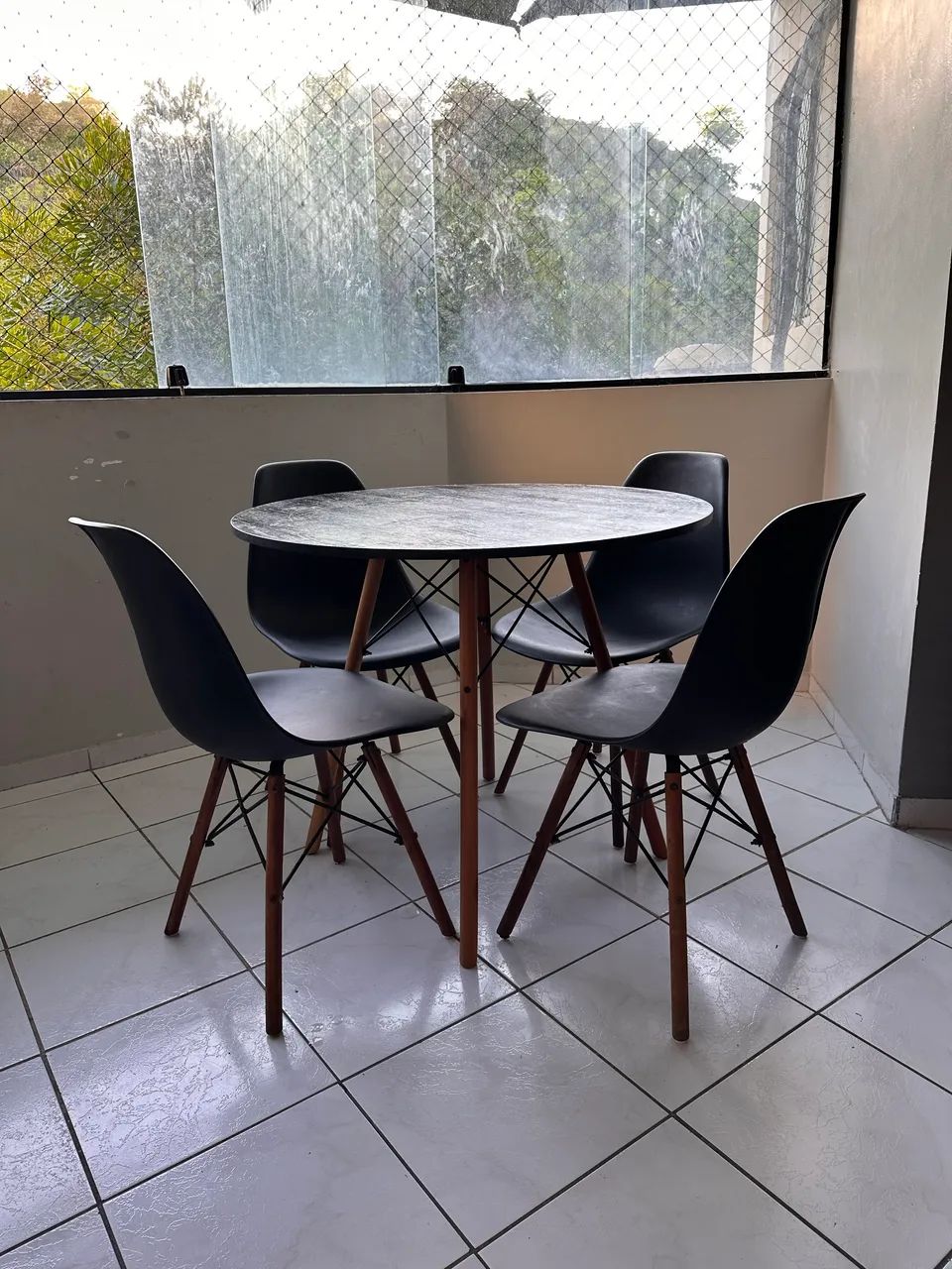 Mesa de jantar Eames 90cm c/4 cadeiras - Foto 3