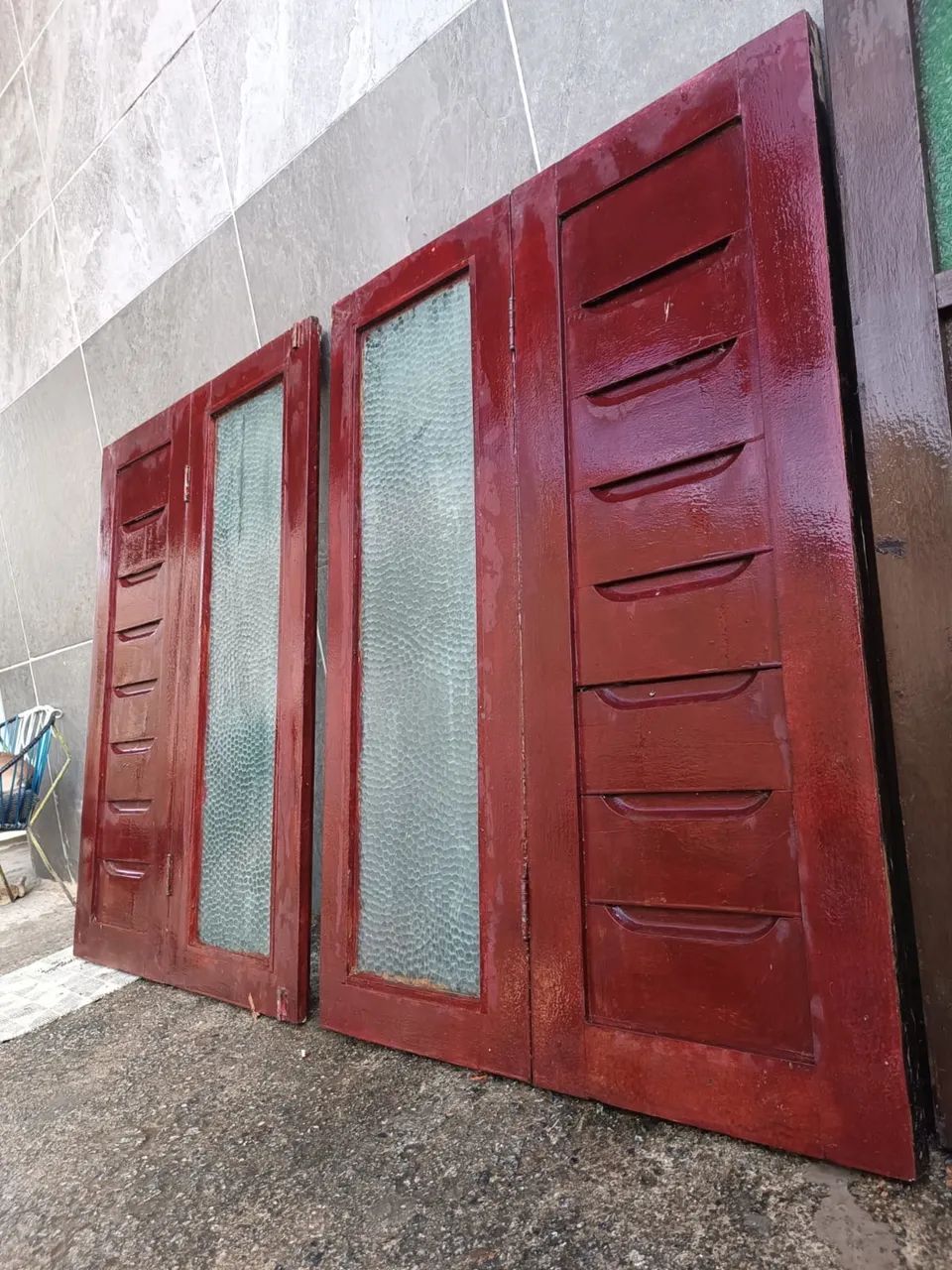 Janelas de madeira maciça e em excelente estado