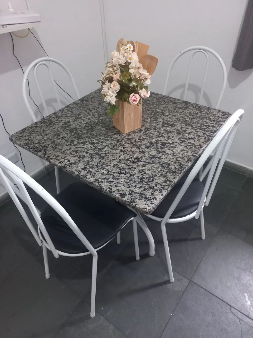 Mesa de granito 4 cadeiras