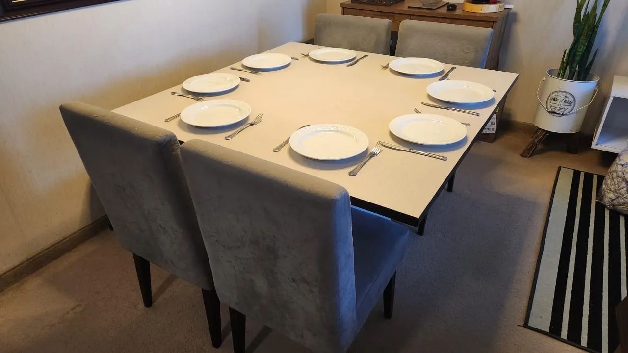 Vende-se mesa com 4 cadeiras 