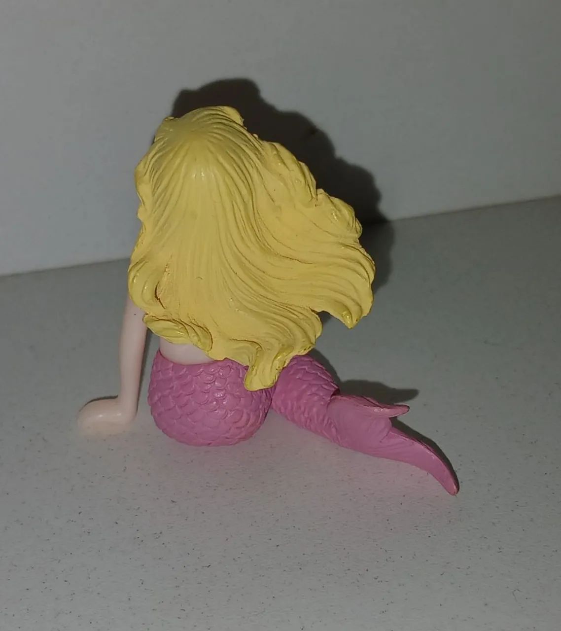 BONECA MINIATURA SEREIA LOIRA CAUDA ROSA SENTADA - Foto 2