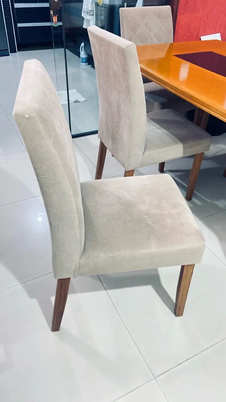Mesa de madeira com detalhe em vidro e 6 cadeiras  - Foto 4