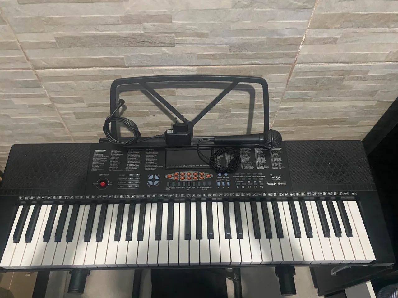 Teclado iniciante com suporte e microfone