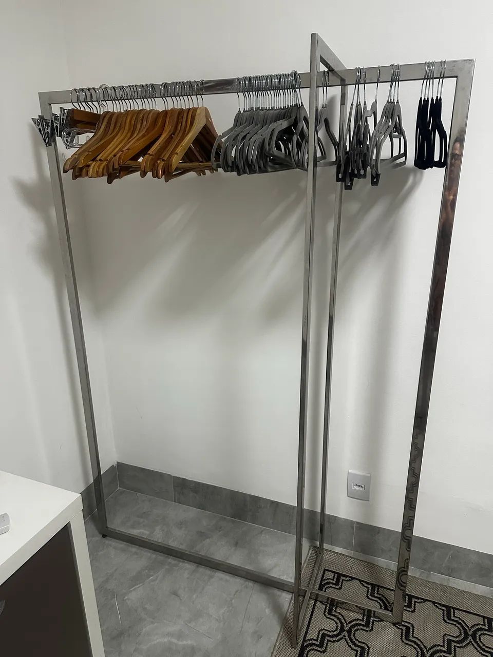 Vendo 3 araras de roupa em aço inox 