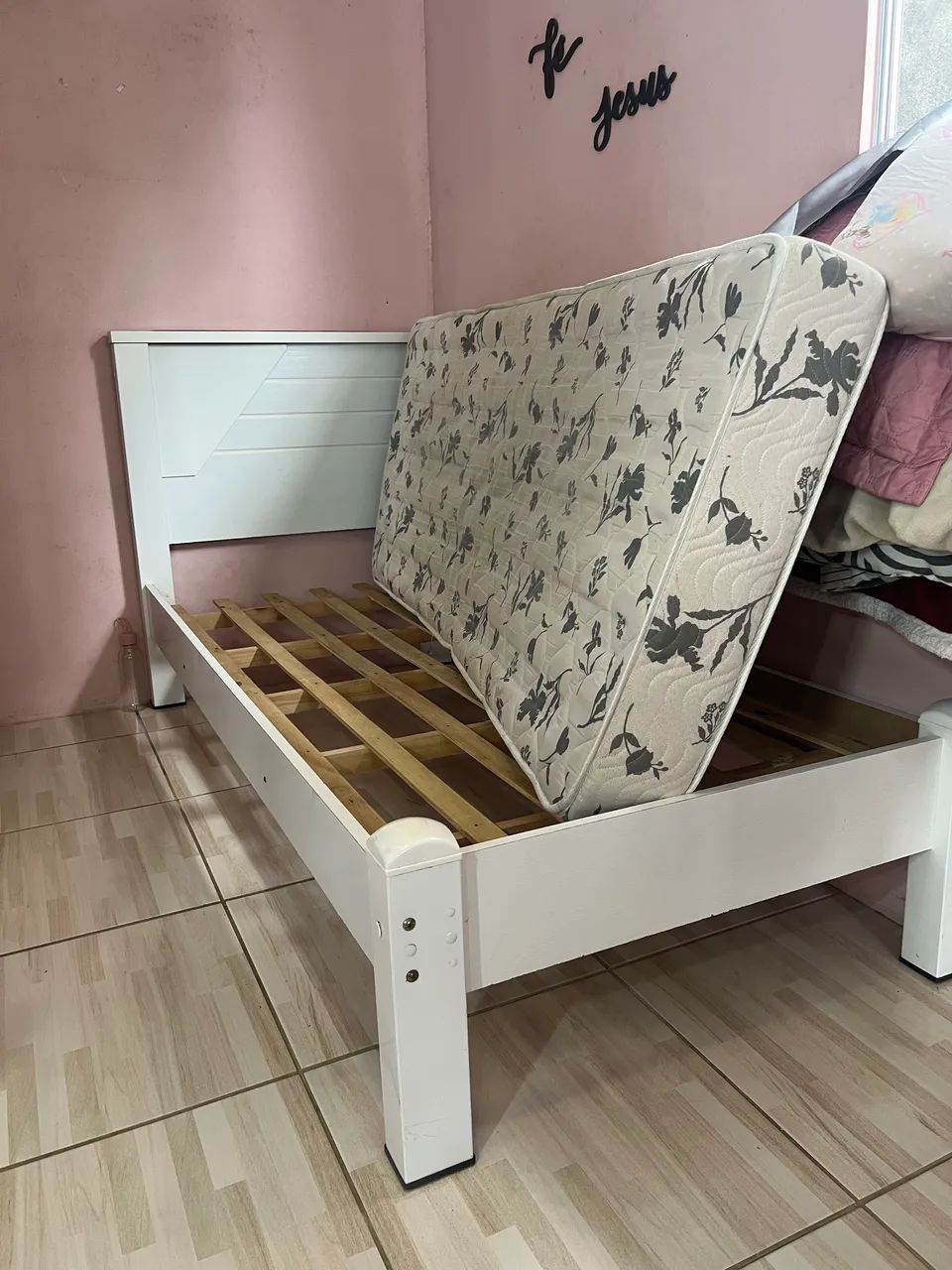Cama de solteiro MDF  + colchão 