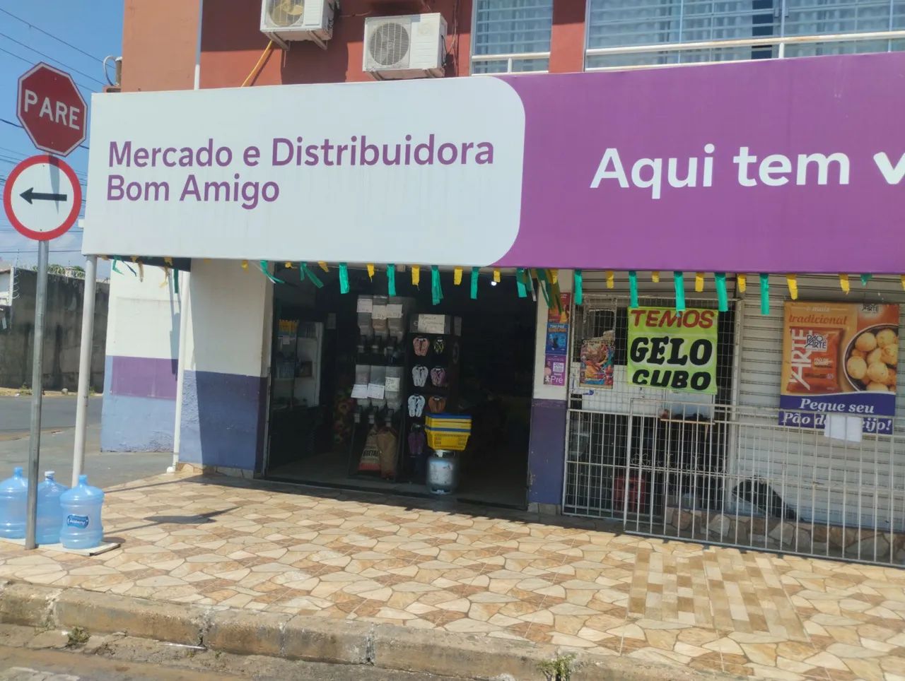 Mercado e distribuidora 