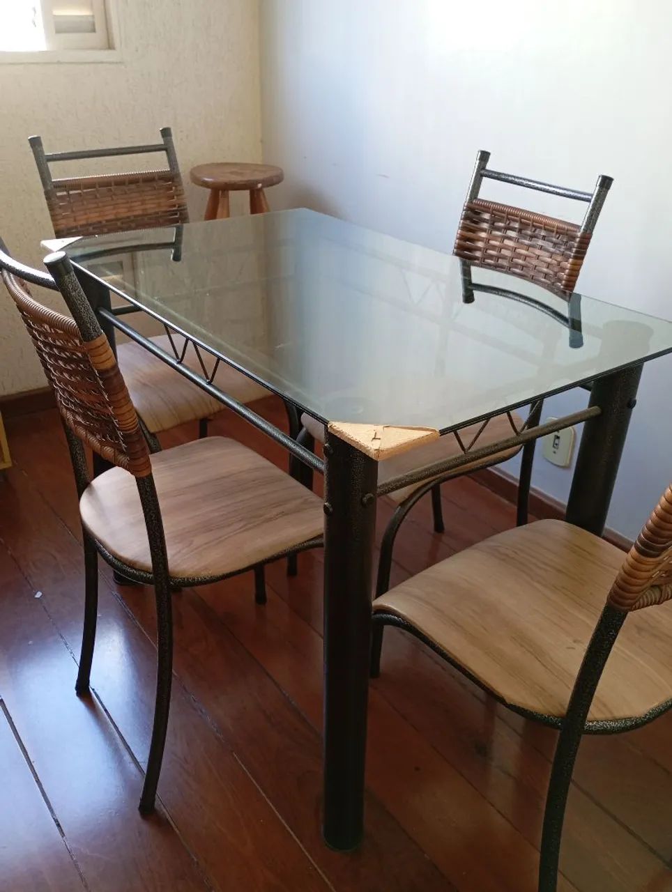 Vendo mesa  com 4 cadeiras  - Foto 2