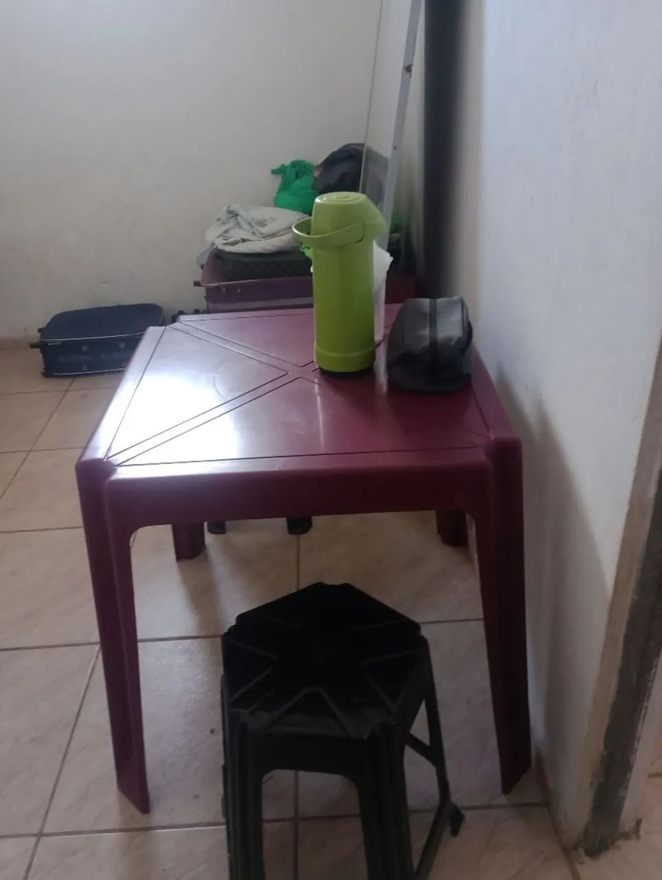 Vendo mesa com bancos novos  - Foto 2