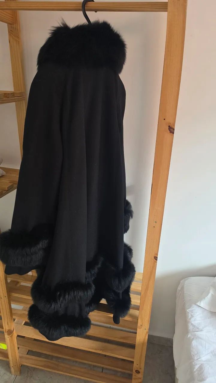 Casaco longo preto bem sofisticado, com acabamento de pelo na gola, punhos e barra. - Foto 2