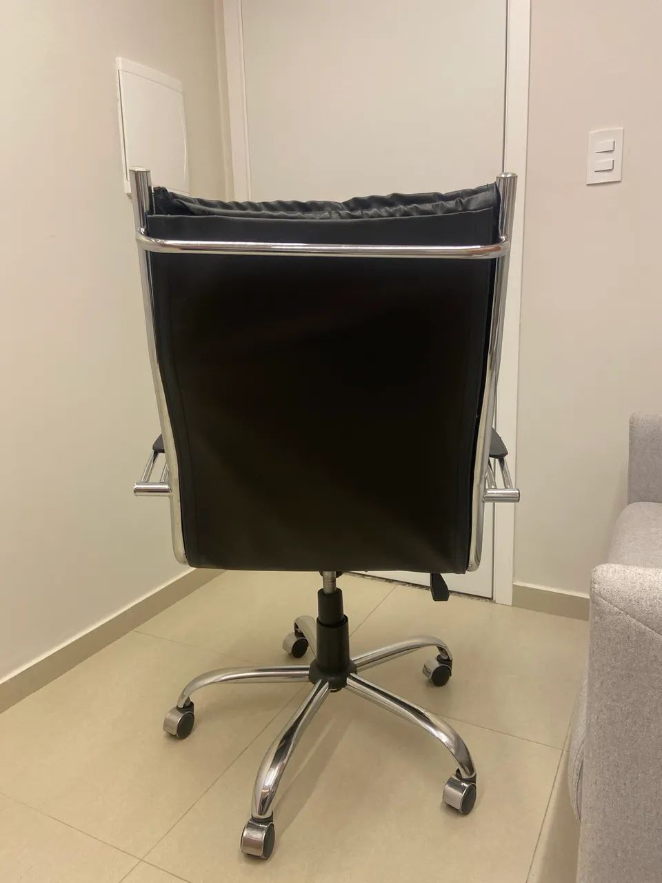 Cadeira Presidente Eames Courino Preto Base Cromada