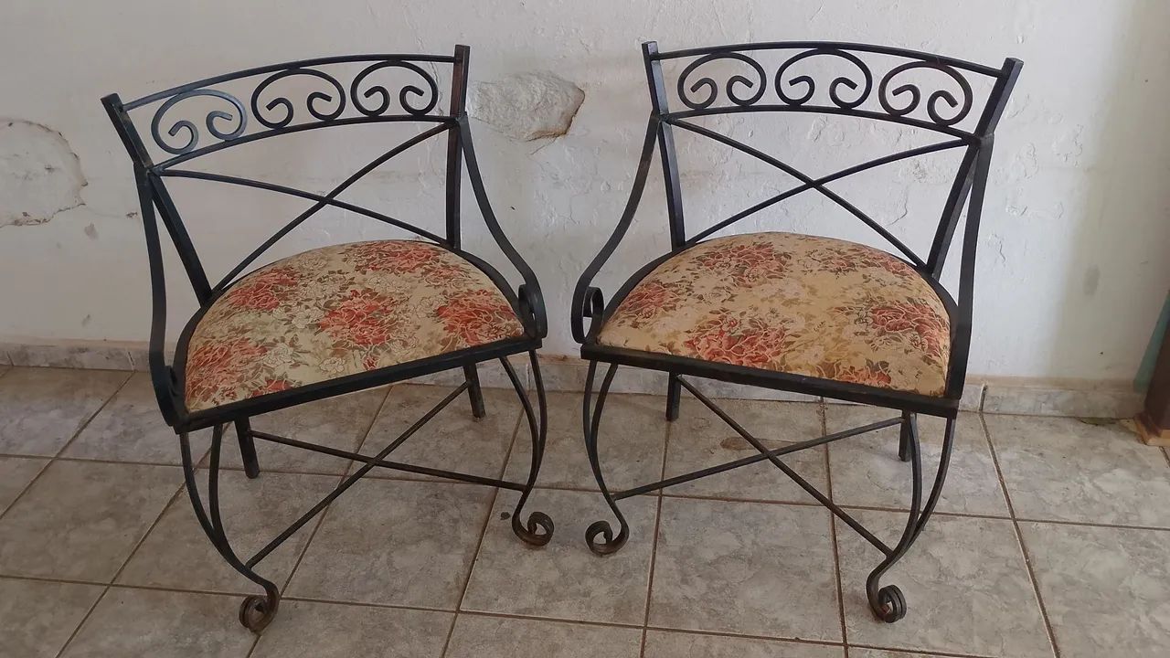 PAR DE CADEIRAS DE FERRO 