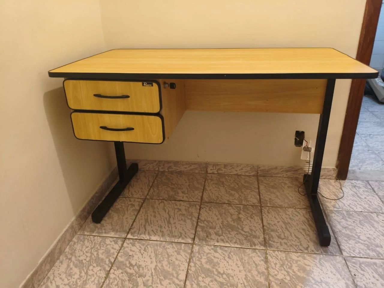 Vendo mesa de escritório com 2 gavetas com chave - Foto 2