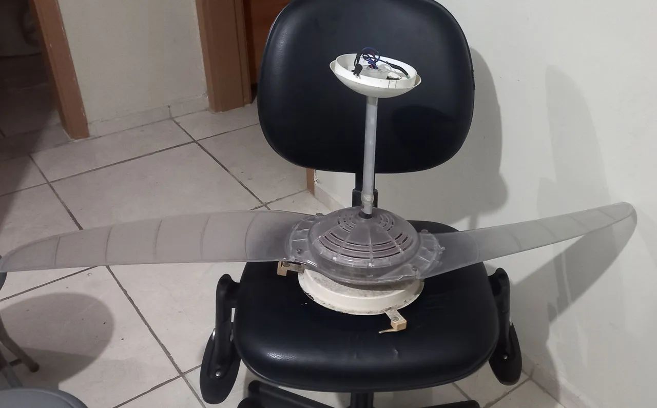 3 Ventiladores de teto com seus controles. 