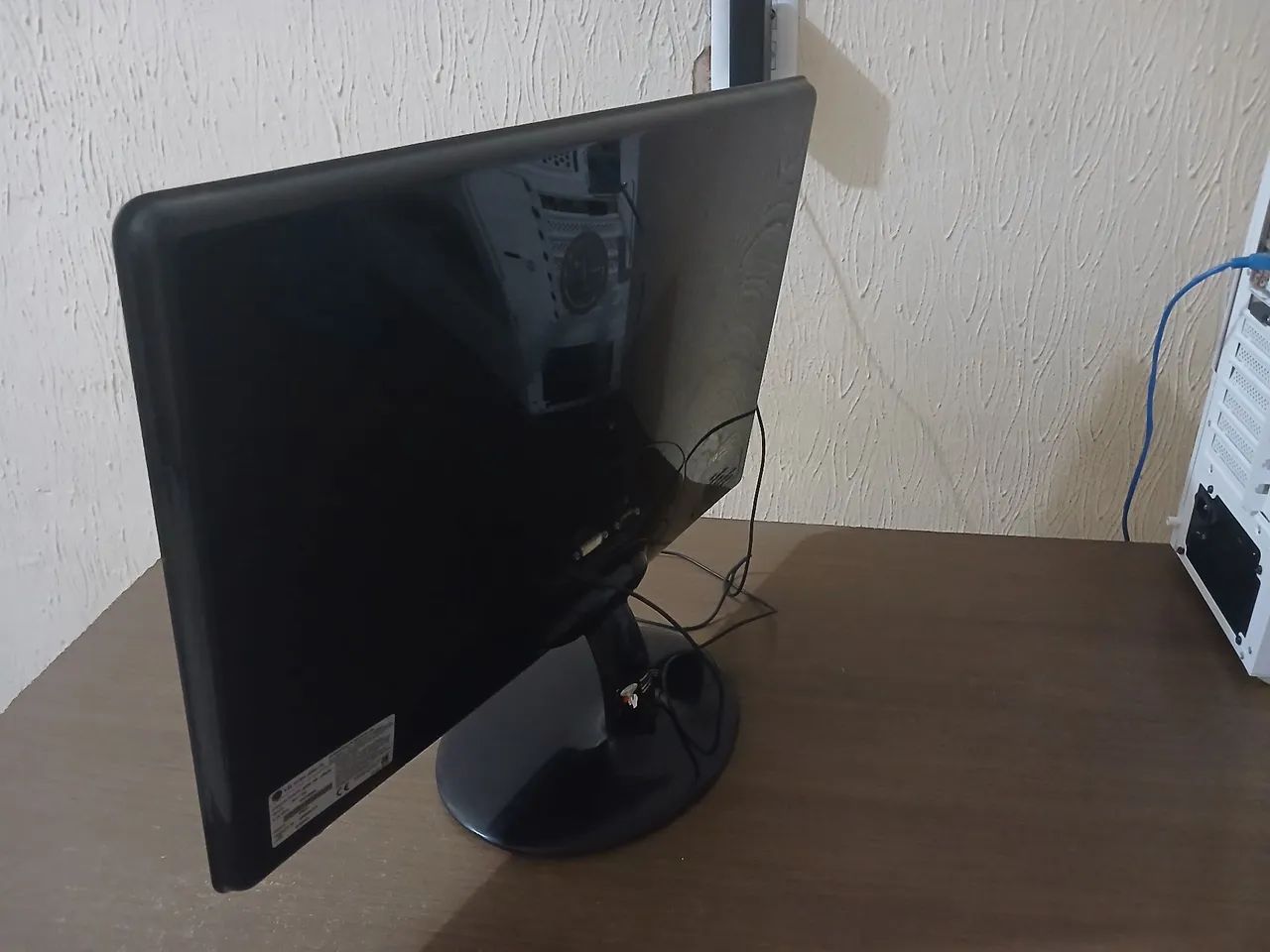 Monitores LG E2350V (2 unidades) unidade por 80, os dois 110.  - Foto 3