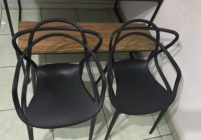 Mesa com banco e duas cadeiras  - Foto 3