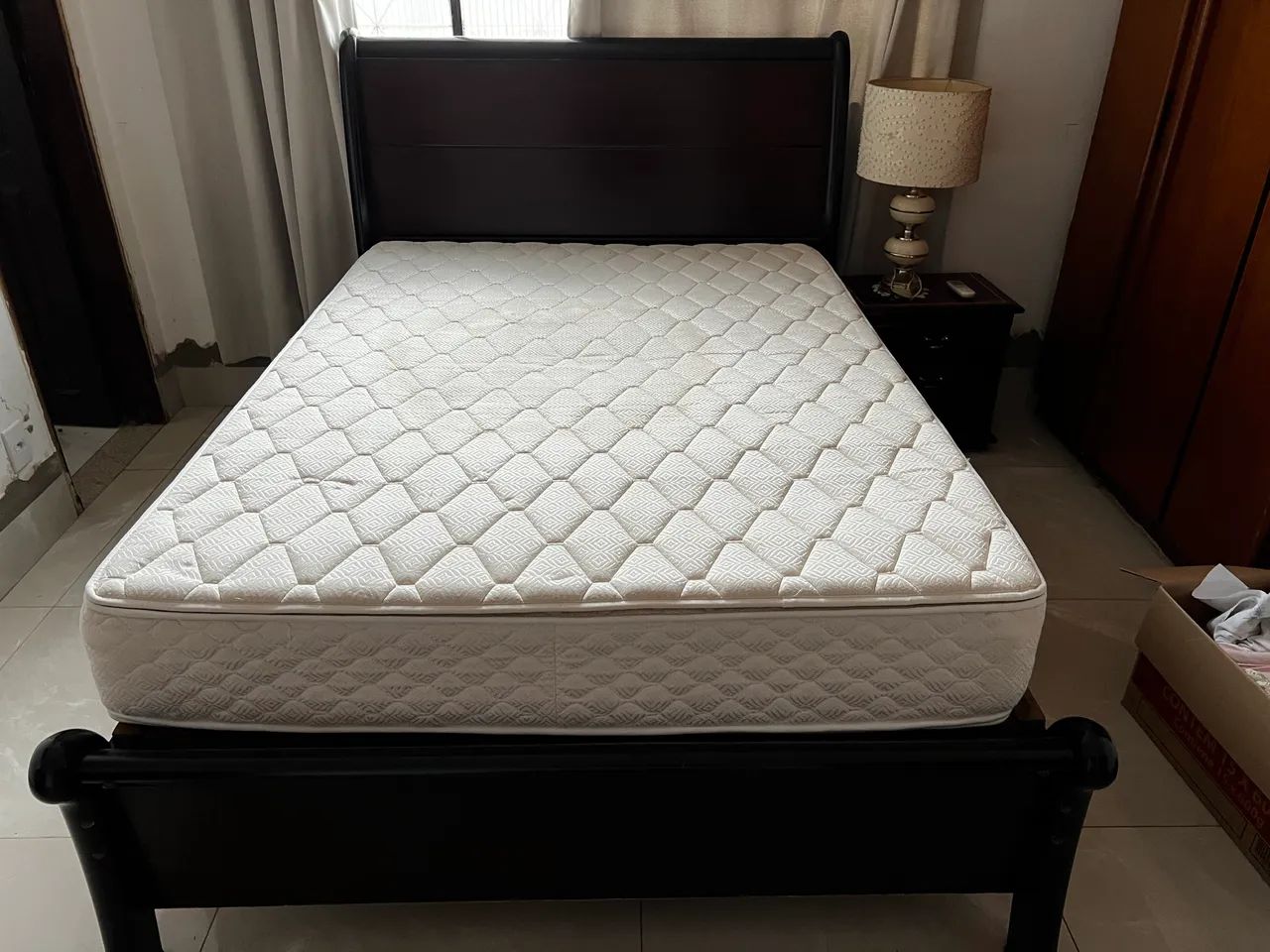 Cama casal + 02 criados