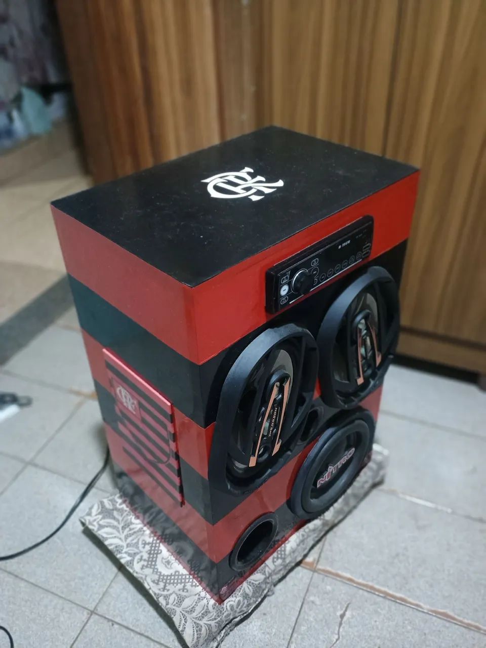 Vendo caixa Bob residencial Aprox=650w rms dá para colocar na mala do carro - Foto 4