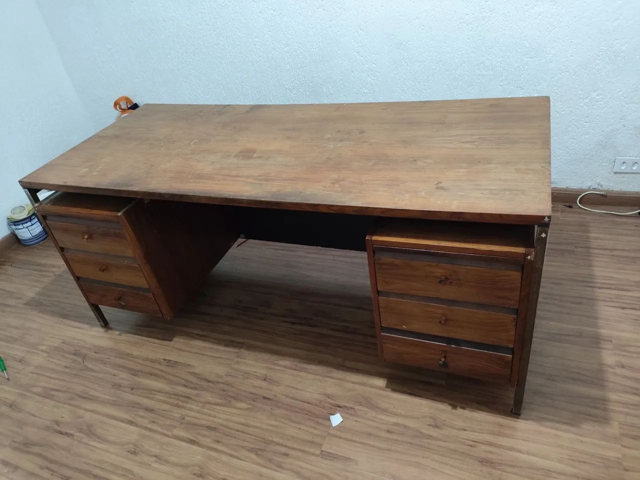 Mesa escritório madeira maciça com seis gavetas 