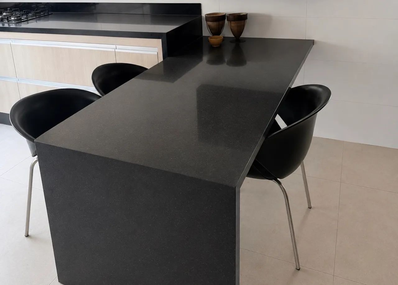 Mesa em L granito São Gabriel + 3 cadeiras